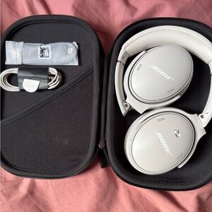 Bose Quiet comfort noise cancelling wireless headphones